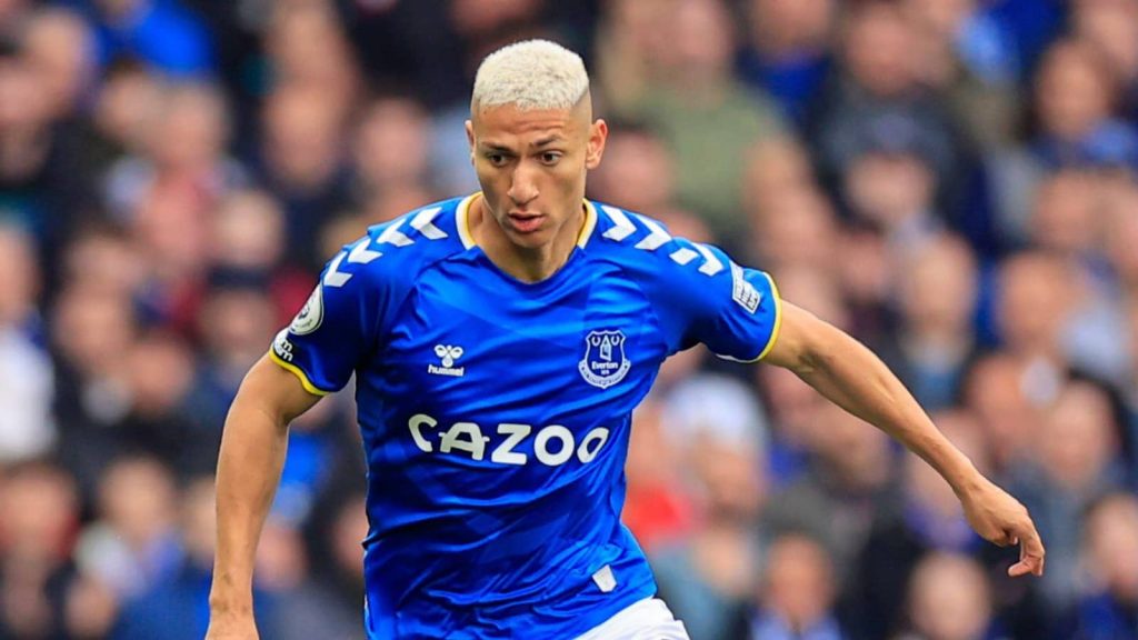 everton and brazil-forward richarlison on the ball during premier league match vs chelsea 1024x576